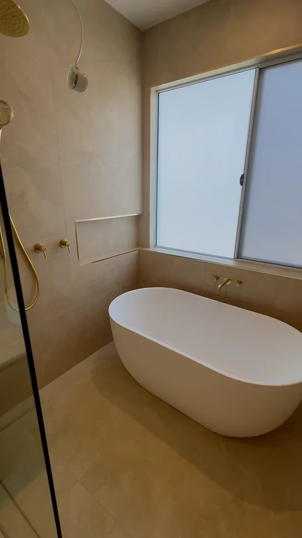 Freestanding bath wet area sealing showreel – SR Joint Sealer